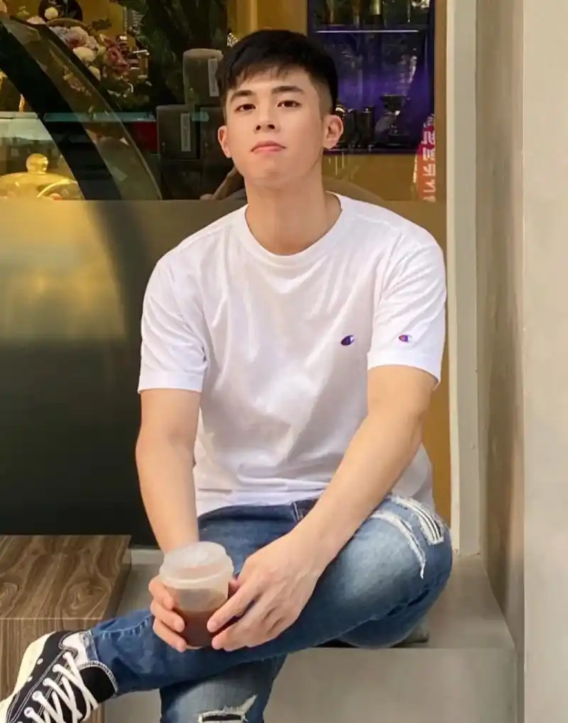 校草级痞帅00后青春少年,神仙颜值小哥哥,看起来很好欺负的样子