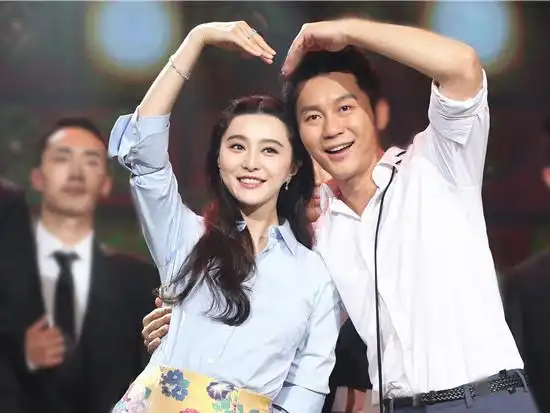 范冰冰李晨比心秀恩爱