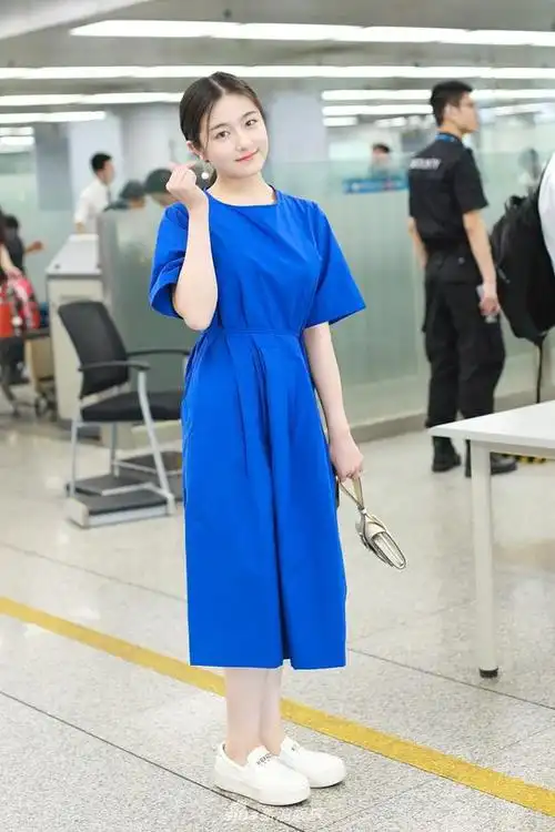 组图:元气少女李兰迪圆脸嘟嘟 机场比心对镜wink甜美可人