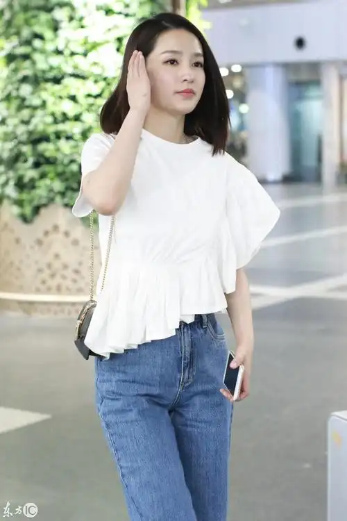 李沁穿白衬衣搭配蓝牛仔裤现身机场,皮肤白嫩犹如青春美少女!