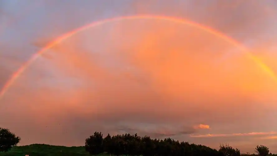 雨后彩虹和绚丽的晚霞