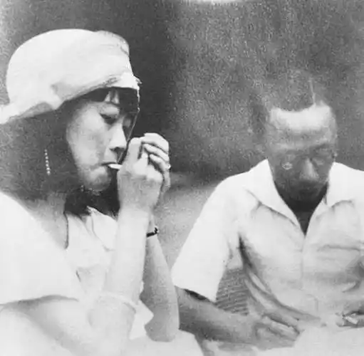 长时间没有梳洗打扮,就像是从猪圈里拉出来的一个沾满了污垢的女人