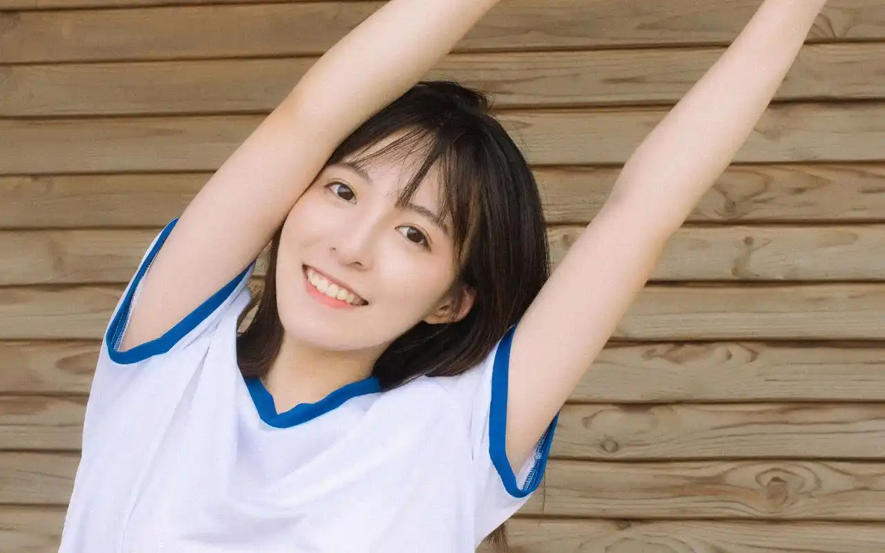 短发美女运动服清新写真图片壁纸