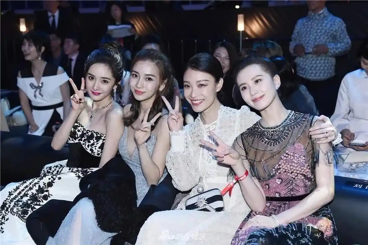 杨幂,angelababy杨颖的同框照合集,你更喜欢谁的颜?