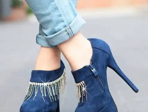 蓝鞋子配什么颜色裤子和上衣