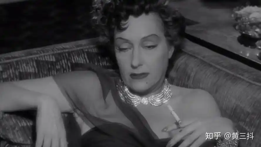 电影师父里宋佳抽烟时戴在手指上的那个小架子是什么东西