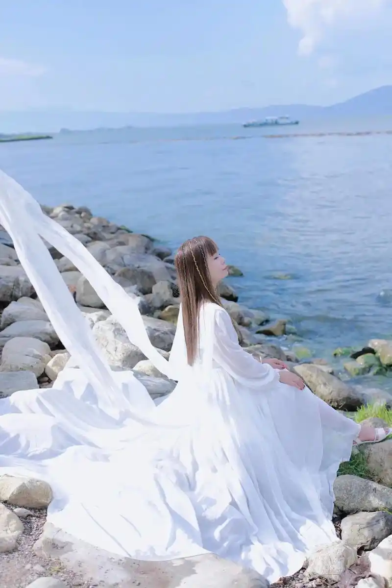 远离城市的喧嚣,静坐海边,面对缓缓而过的海水,内心却是无比的 - 抖音