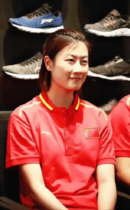 乒坛一姐丁宁宣布退役开启自己的北大之旅队友祝早日脱单