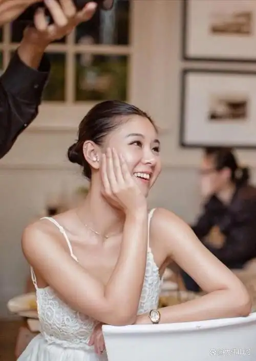 李小萌出道20年与王雷相爱15年生一子36岁怀二胎人生圆满