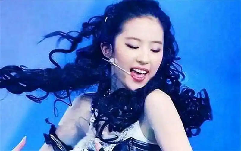 刘亦菲为何没人追求?看完她年轻的跳舞视频,网友:这谁敢娶?