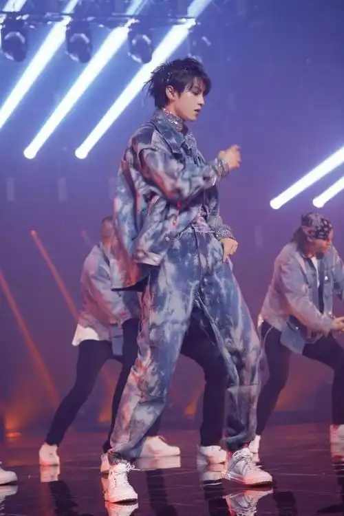 王俊凯剪了寸头帅爆了一身同色系穿搭化身行走的荷尔蒙