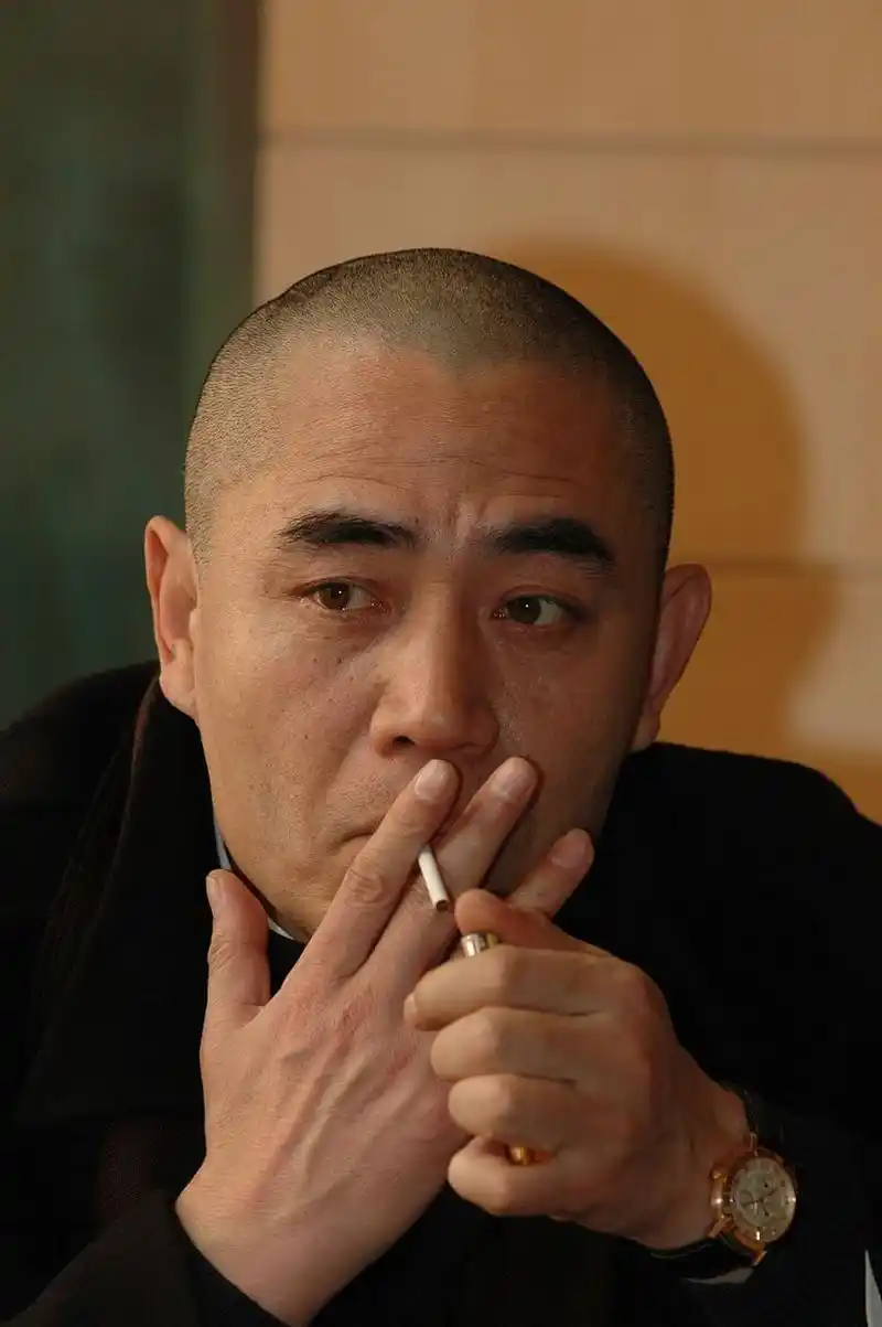 我是挺另类的,我可能和大部分女人不同,大部分女人见到自己老公抽烟时