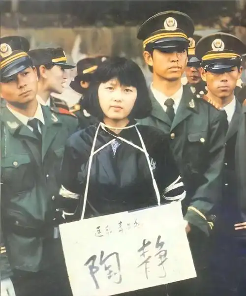 老照片临刑前的最美死刑犯当农技员的曹德旺