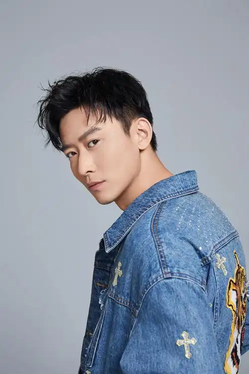 郑奇牛仔装干净清爽 眼神深邃尽显温柔__凤凰网