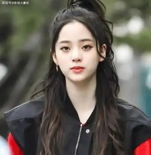 在这组照片中,欧阳娜娜身穿白色的b