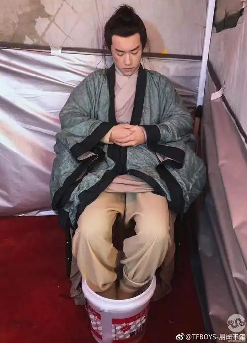 易烊千玺养生晒按摩床魔性照片