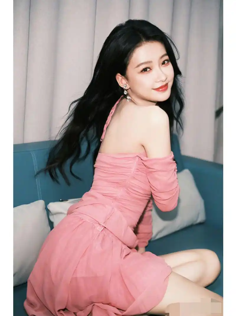 孙怡[心]粉色无袖挂脖露肩抹胸褶皱连衣裙娇嫩又性感,娇艳欲滴充满