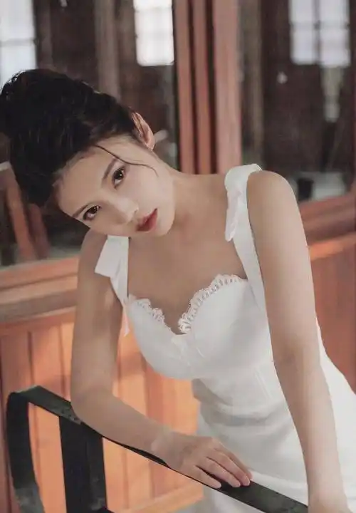 徐冬冬太真实了,自曝120斤,这一身白色系带裙穿搭你打几分?