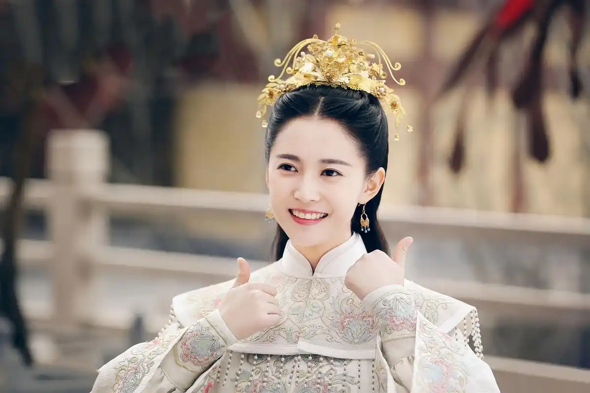 镜双城刚杀青陈钰琪无缝接档新剧男主角是一名国标舞学生