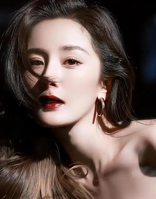 尽管有许多漂亮的女星,但有一种特殊类型的女明星,凭借着独特的"狐狸