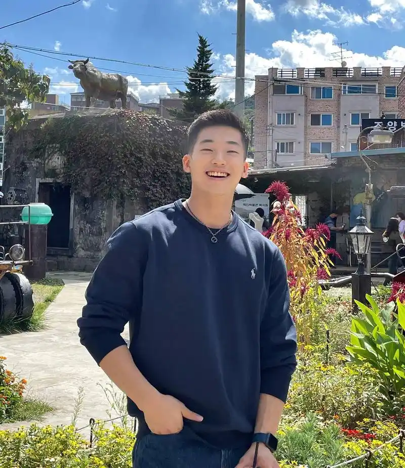 韩国小眼睛帅哥热爱健身,身材健硕性格温柔,因高学历免服兵役