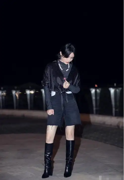 尚雯婕真是一点没受影响穿上鸡毛掸子裙子走机场越来越个性了