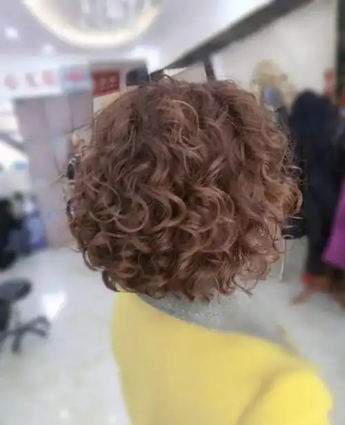 发型欣赏——冬季流行小卷烫