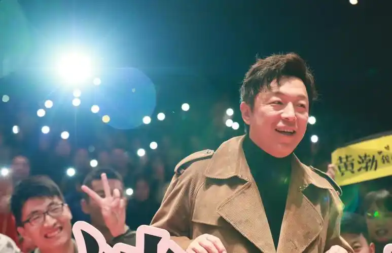 2013年金马奖颁奖晚会上,黄渤和郑裕玲同台刚一上台就给了黄渤当头一