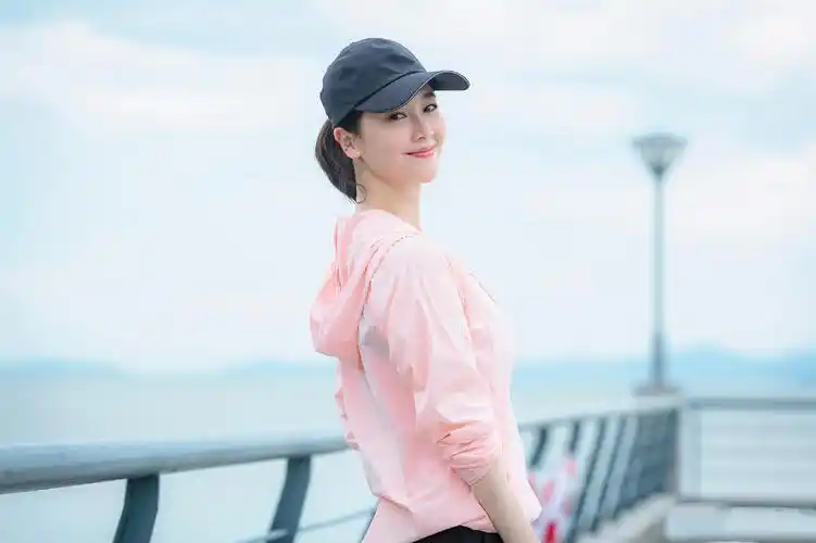 左小青去运动时真像个学生粉色外套配短裤真是岁月从不败美人