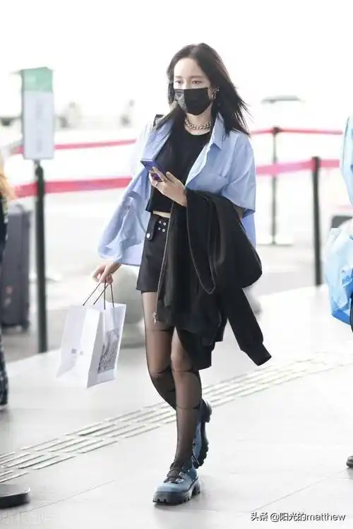 街拍孟佳蓝色短袖衬衫黑色t恤短裤甜酷风