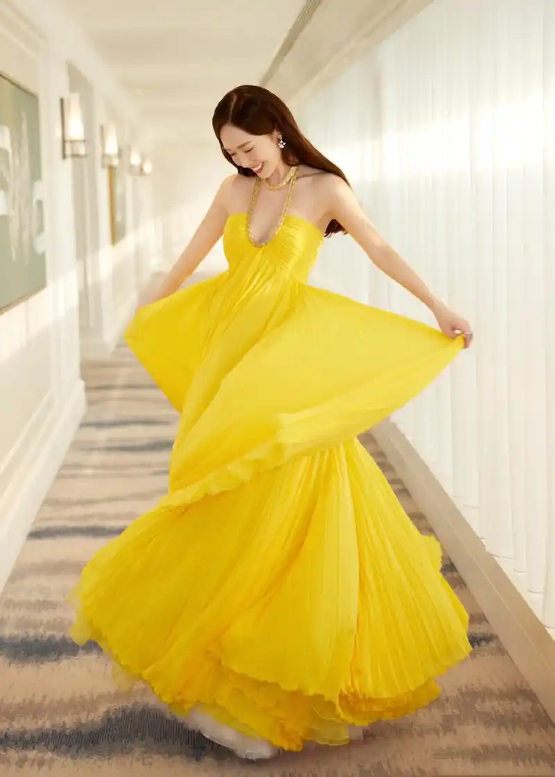 郑秀妍的多巴胺穿搭:黄色抹胸礼服裙