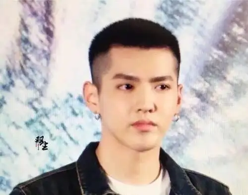 杨洋和吴亦凡的平头造型在当红男星里算是一绝了