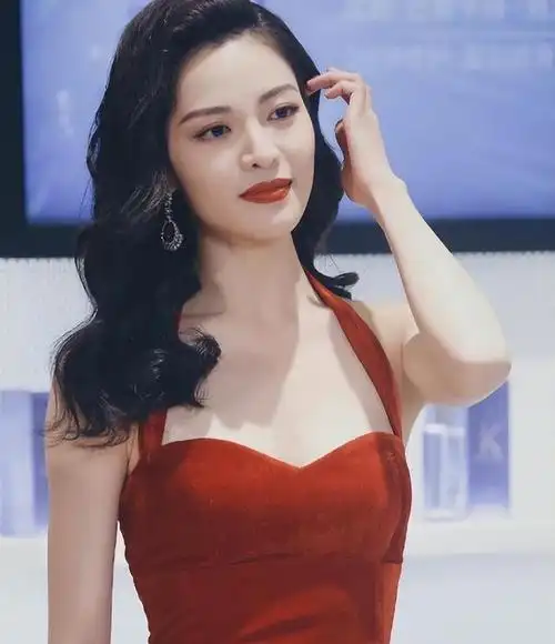 钟楚曦:一个人气爆棚的艺人,也是娱乐界备受关注的焦点.