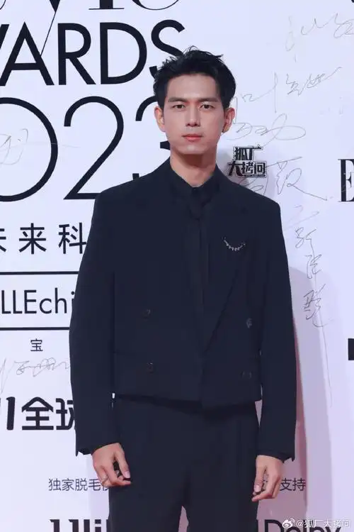 李现大背头全黑西装##主持人还没念完李现就走完了##elle红毯