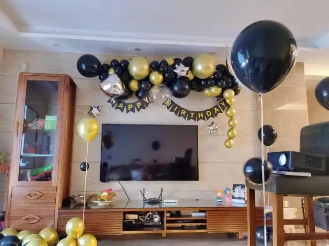 家庭版黑金配色生日布置