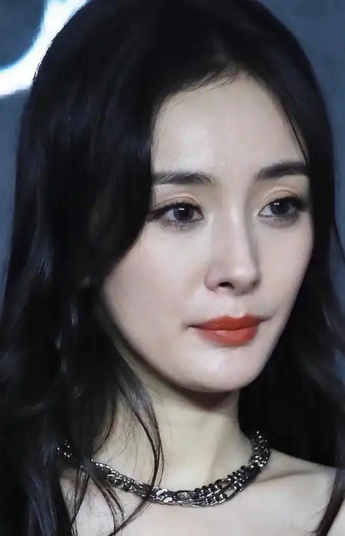 杨幂生图显老,大粉号召粉丝举报曝光者,明星只能活在滤镜里?