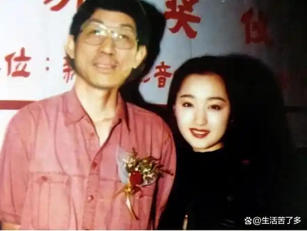 男友赖文峰出狱之后娶妻生子,而杨钰莹至今单身,她在