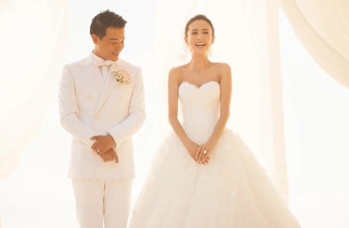 2014年,陈思诚猛砸1500万人民币在大溪地举行了婚礼,把佟丽娅娶回了家