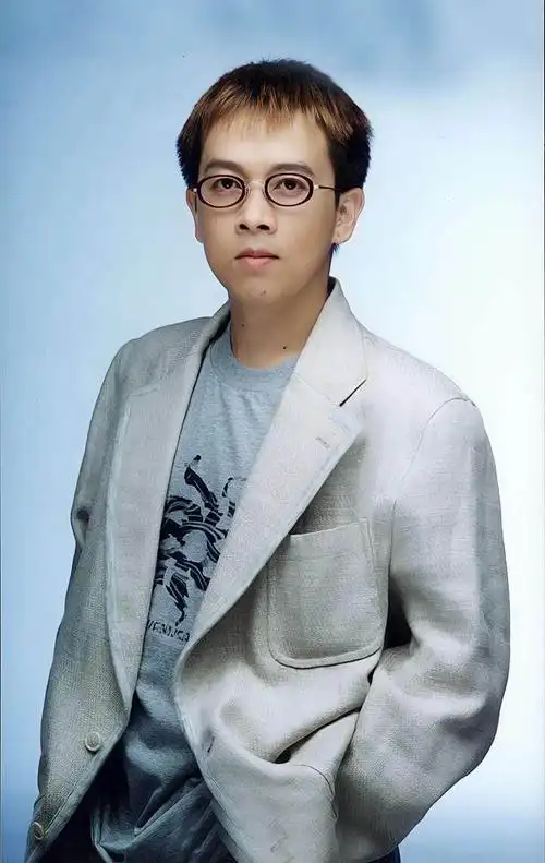 出生于台湾省澎湖县马公市,祖籍浙江省嘉兴市,中国台湾男歌手,音乐人