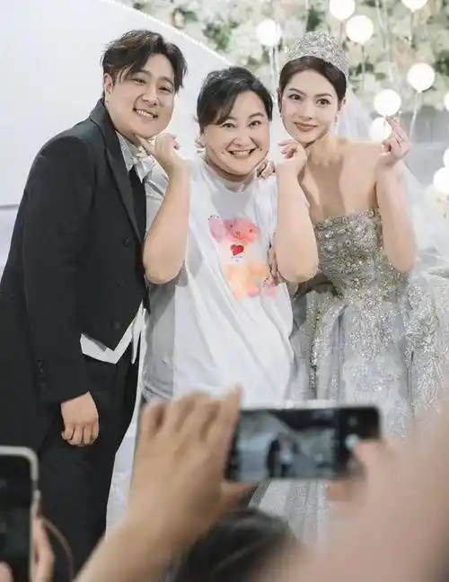 贾玲出席演员张泰维婚礼暖心送祝福画面温馨感人