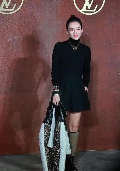 章子怡的优雅是穿出来的,高领针织衫配高腰裤,看着简单却挺加分|高领