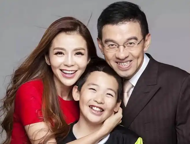 吴京儿子叫无所谓,靳东儿子叫靳小爷,但都败给了杨澜女儿的名字