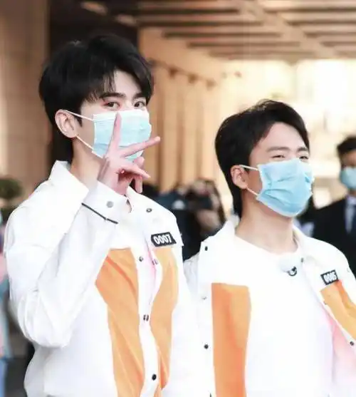 《奔跑吧》蔡徐坤靠边站被赞,身高挺拔一枝独秀,对比郭麒麟明显_沙溢