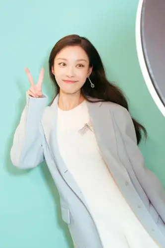 倪妮白裙亮相圣诞点灯 透露喜欢穿男装拍戏