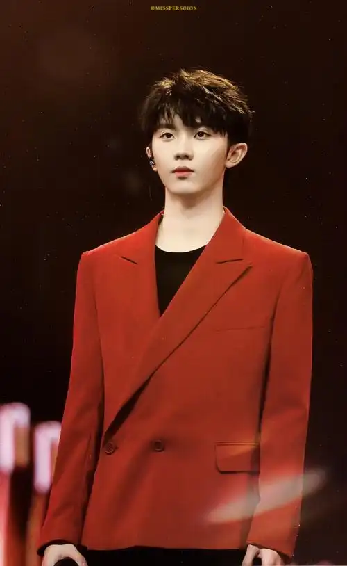 分享2p很喜欢的红西装0499#马嘉祺红色卫衣造型#马嘉祺同款博