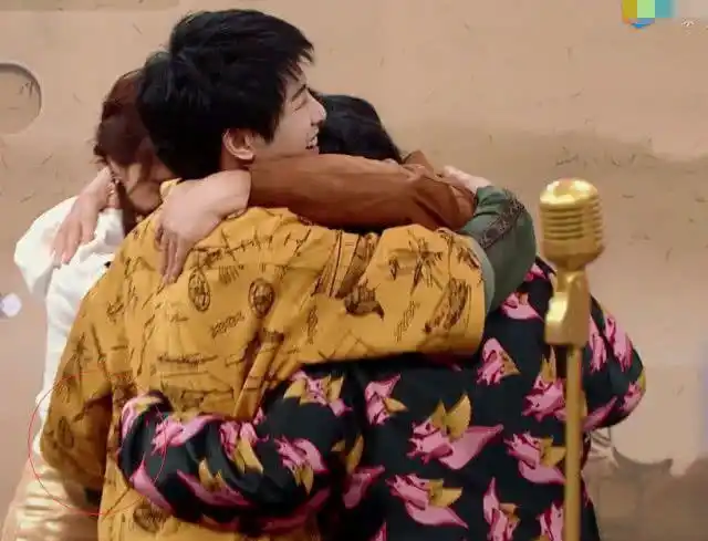 华晨宇关晓彤拥抱,谁注意花花下意识动作,网友:后期剪辑有心了_网易