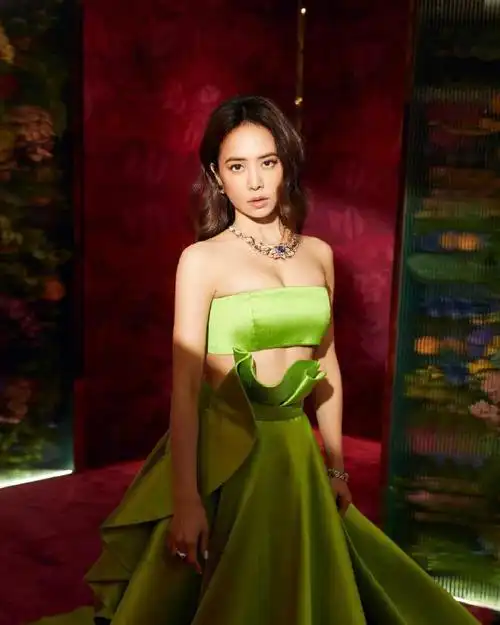 蔡依林又火了穿绿色裹胸礼服秀傲人身材身材也这么有料吧