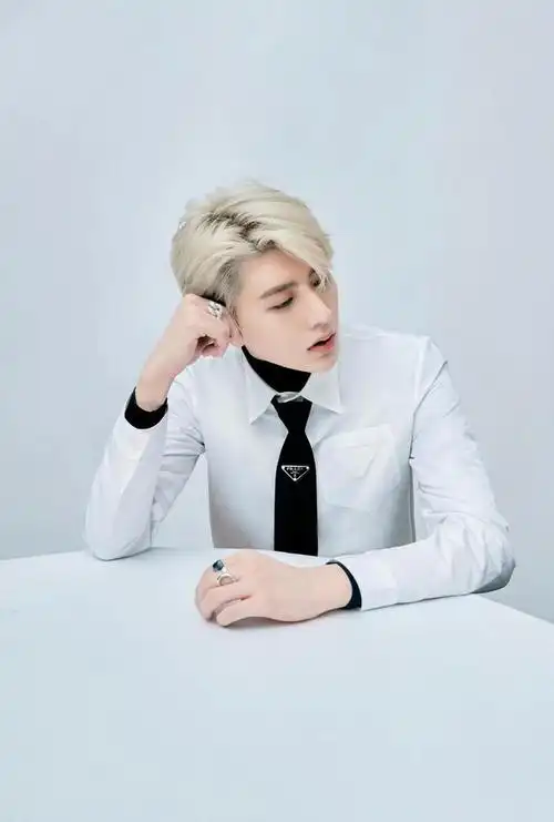 蔡徐坤的"百变"白衬衫