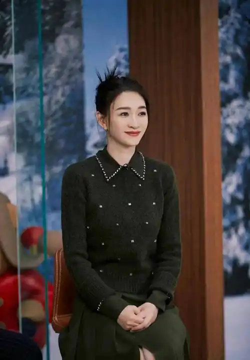 46岁李小冉出席活动,仅仅毛衣搭配丸子头,气质却很出众!