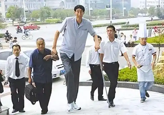 中国第一巨人鲍喜顺不顾医生建议冒险生子如今儿子身高17米